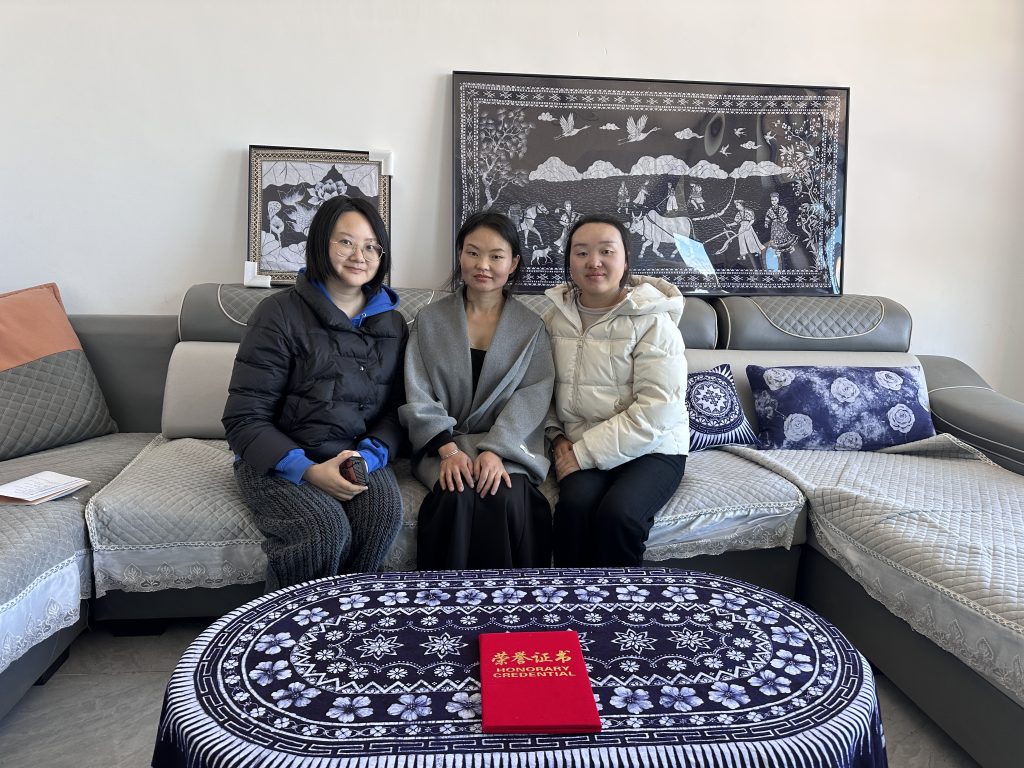 The project team poses for a group photo with Zhang Haiyan