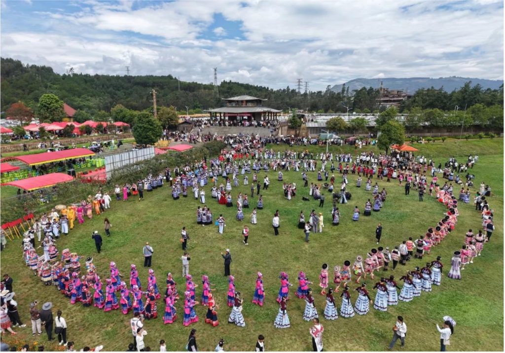 Representatives of various ethnic groups marched to the rhythm of song, led by the sound of the lusheng. June 13, 2026. Photographed by Zhang Shengdong (张胜东).